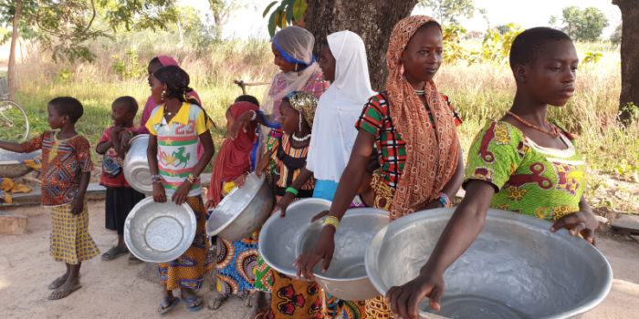 Femmes en file d'attente avec leus bassines